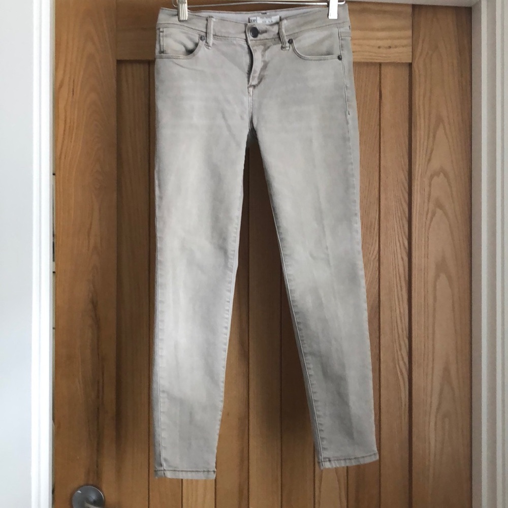 Free People skinny cropped jeans. 26